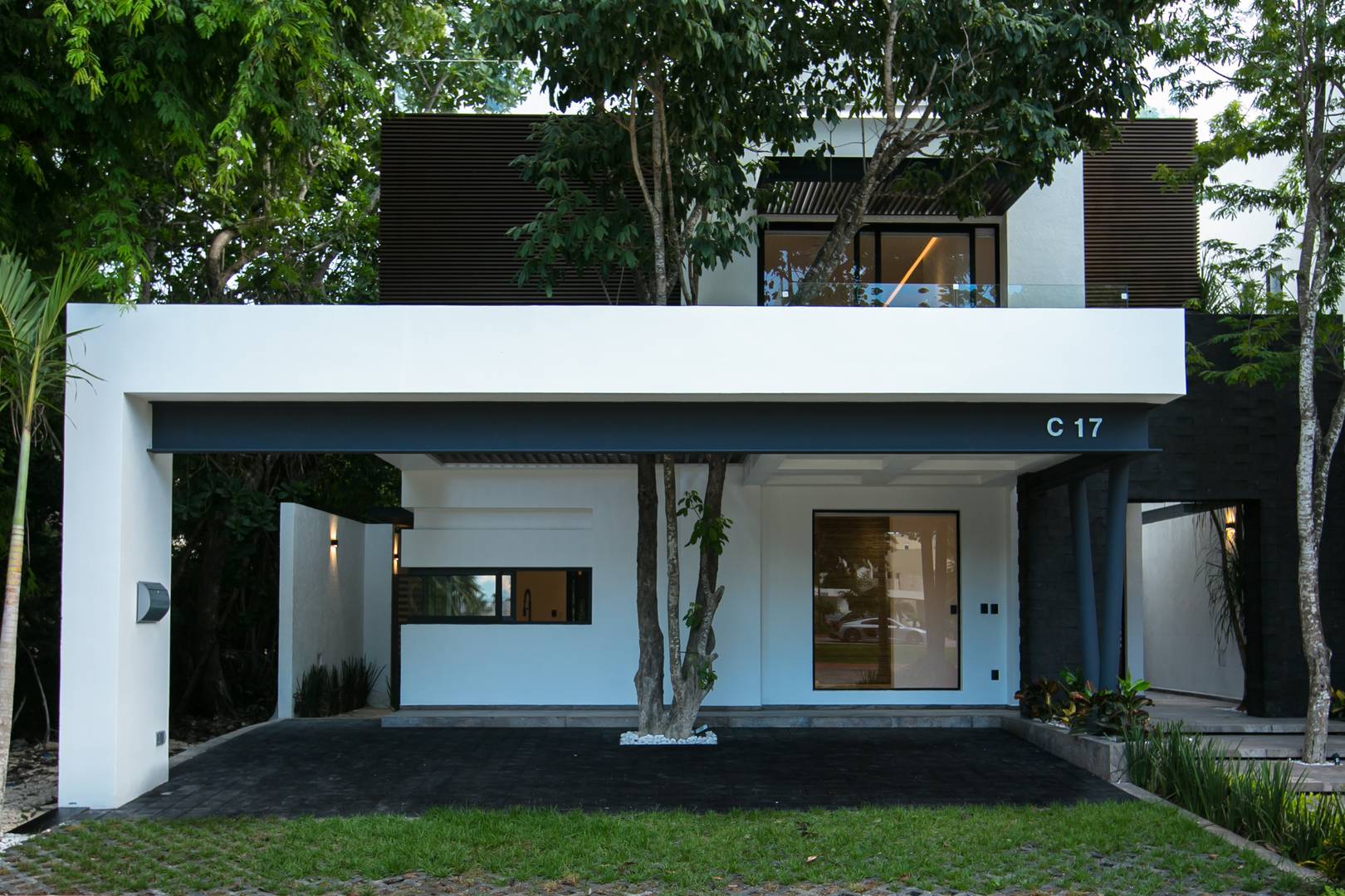 Proyecto Cima 17 — cocina con gabinetes de nogal y mármol, diseñada por Nadia H. Tremari Arquitectura en Cancún