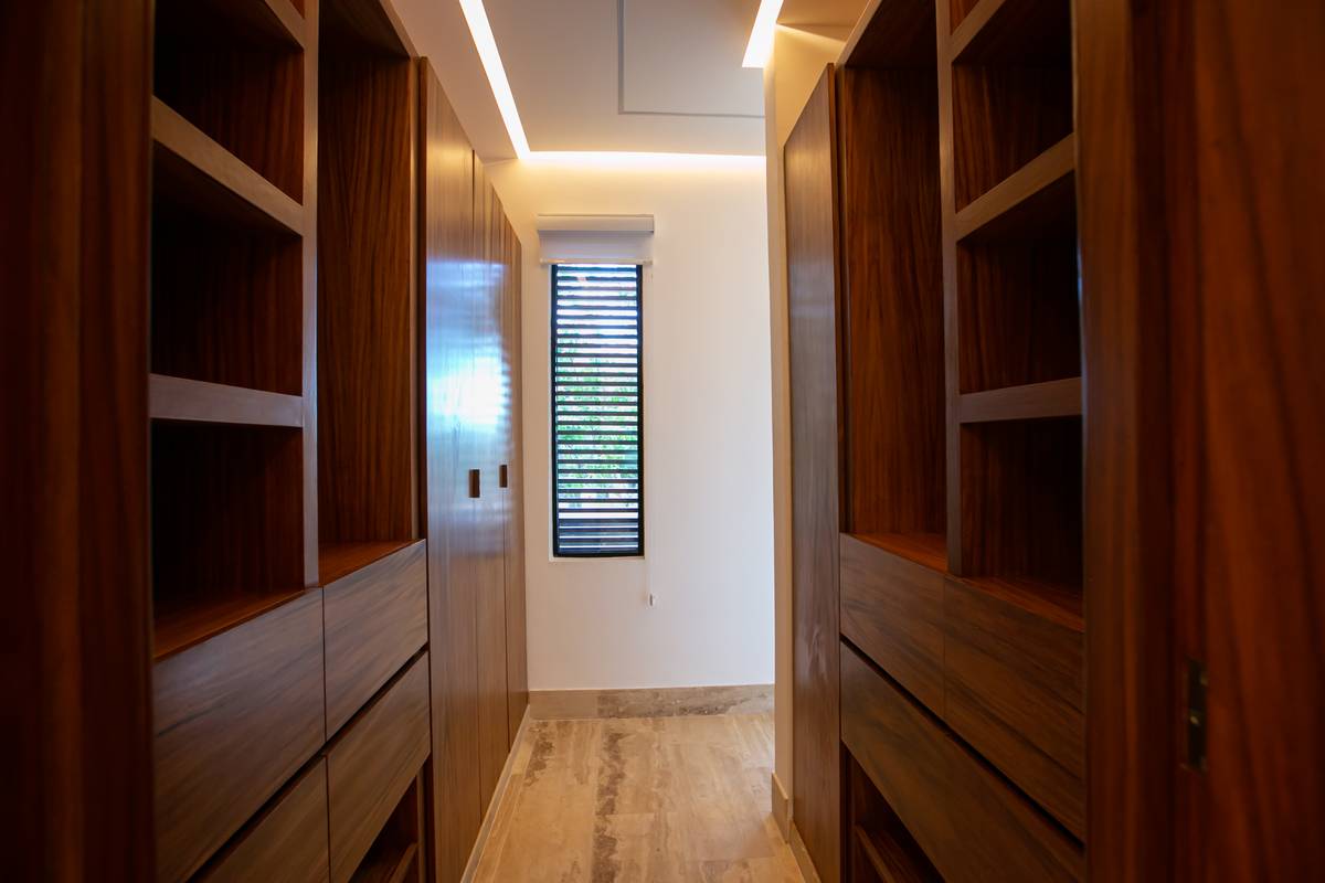 Vestidor de Cima 17 — carpintería de nogal con LED integrado