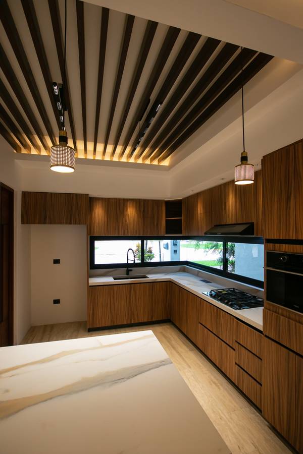 Cocina de Cima 17 — plafón de lamas de madera y luminarias integradas