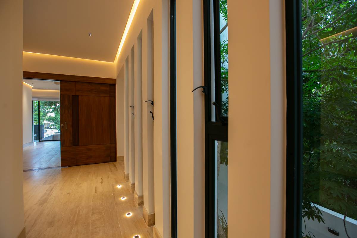 Pasillo de Cima 17 — iluminación LED perimetral en Cancún