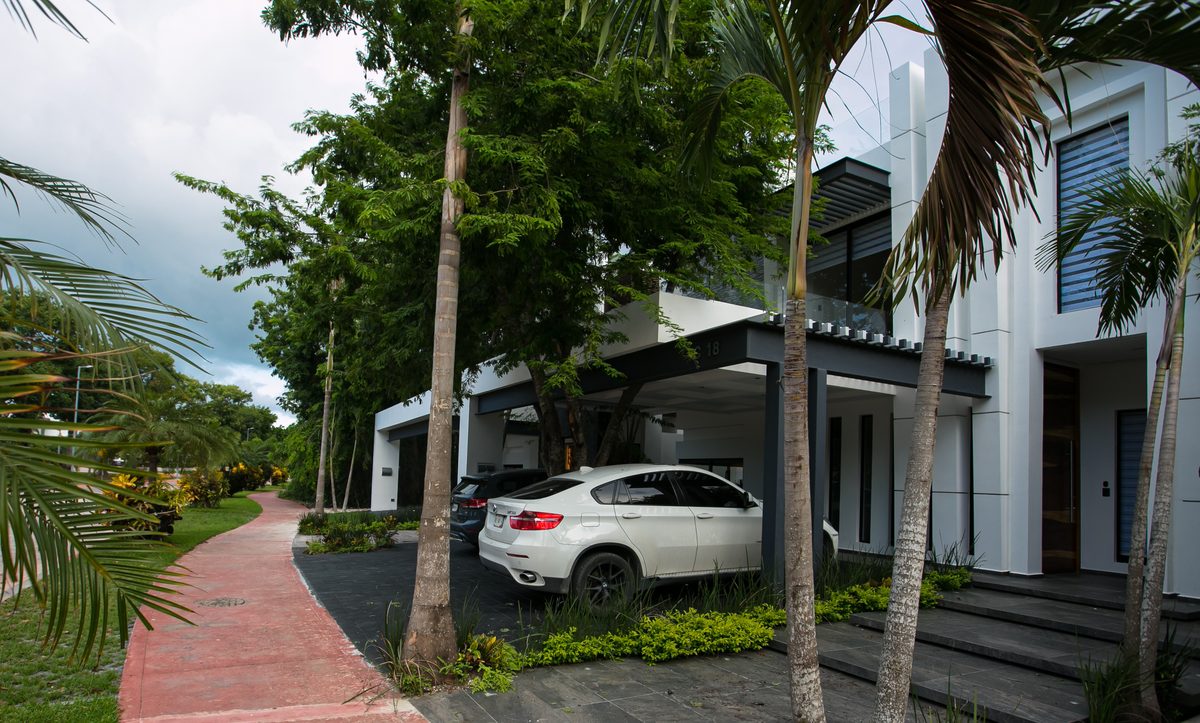 Cima 18 — fachada residencial en Cumbres, Cancún